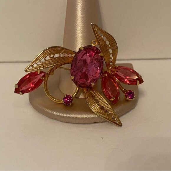 VINTAGE BROOCH PIN GOLD TONE FILIGREE PINK FACETED STONES GLASS FLOWER - Picture 1 of 9